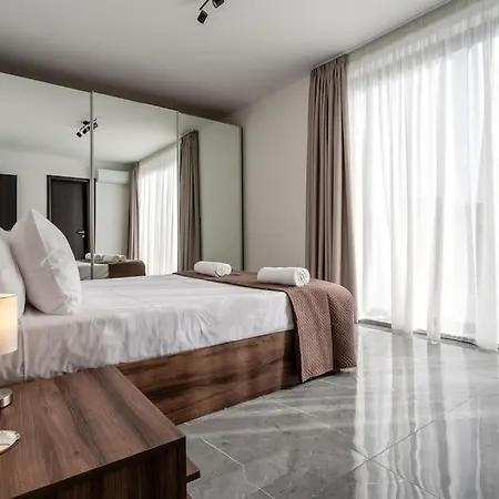 Bright And Spacious 2 Bedroom Penthouse