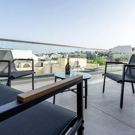 Bright And Spacious 2 Bedroom Penthouse Apartment