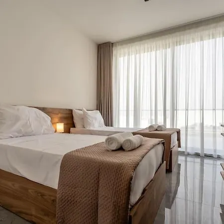 Bright And Spacious 2 Bedroom Penthouse Apartment