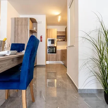 Bright And Spacious 2 Bedroom Penthouse Apartment *