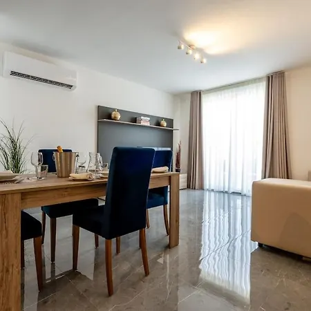 Bright And Spacious 2 Bedroom Penthouse Apartment *