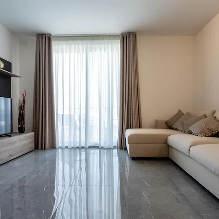 Bright And Spacious 2 Bedroom Penthouse Apartment
