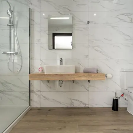 Bright And Spacious 2 Bedroom Penthouse
