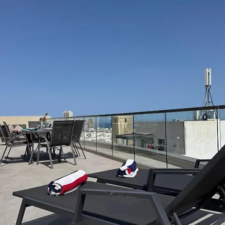 Bright And Spacious 2 Bedroom Penthouse Apartment