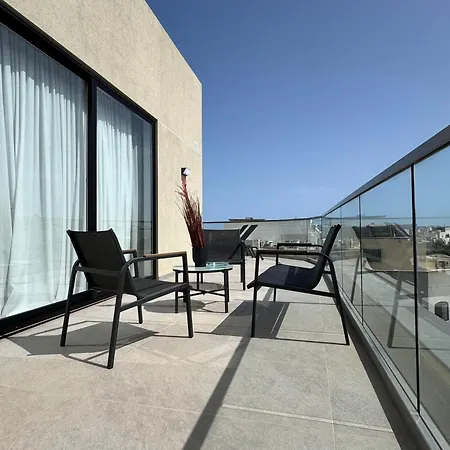Bright And Spacious 2 Bedroom Penthouse Apartment