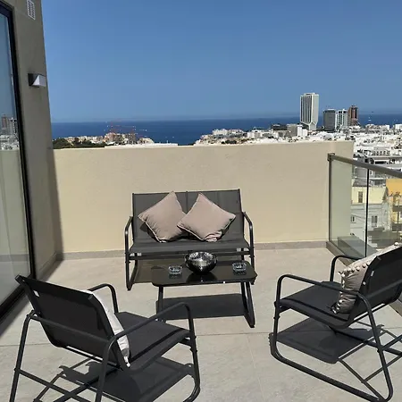Bright And Spacious 2 Bedroom Penthouse