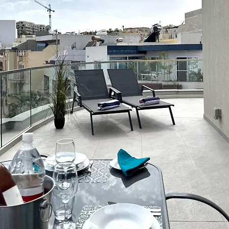 Bright And Spacious 2 Bedroom Penthouse